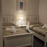 - 3 Bedroom Cosy - Sleeps Max 7 Dublin