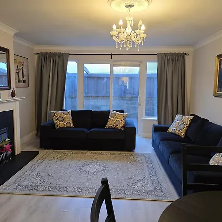- 3 Bedroom Cosy - Sleeps Max 7 Holiday home *