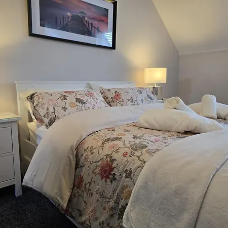 - 3 Bedroom Cosy - Sleeps Max 7