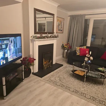 - 3 Bedroom Cosy - Sleeps Max 7 * Dublin