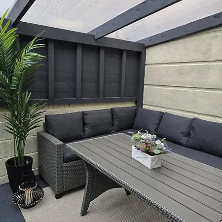 - 3 Bedroom Cosy - Sleeps Max 7 *