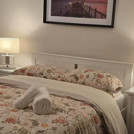 - 3 Bedroom Cosy - Sleeps Max 7