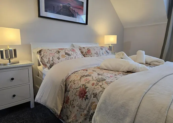 - 3 Bedroom Cosy - Sleeps Max 7