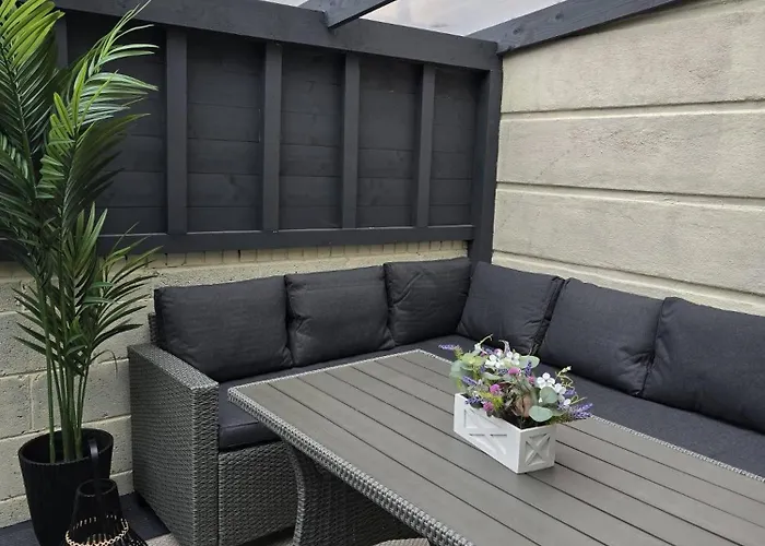 - 3 Bedroom Cosy - Sleeps Max 7 *